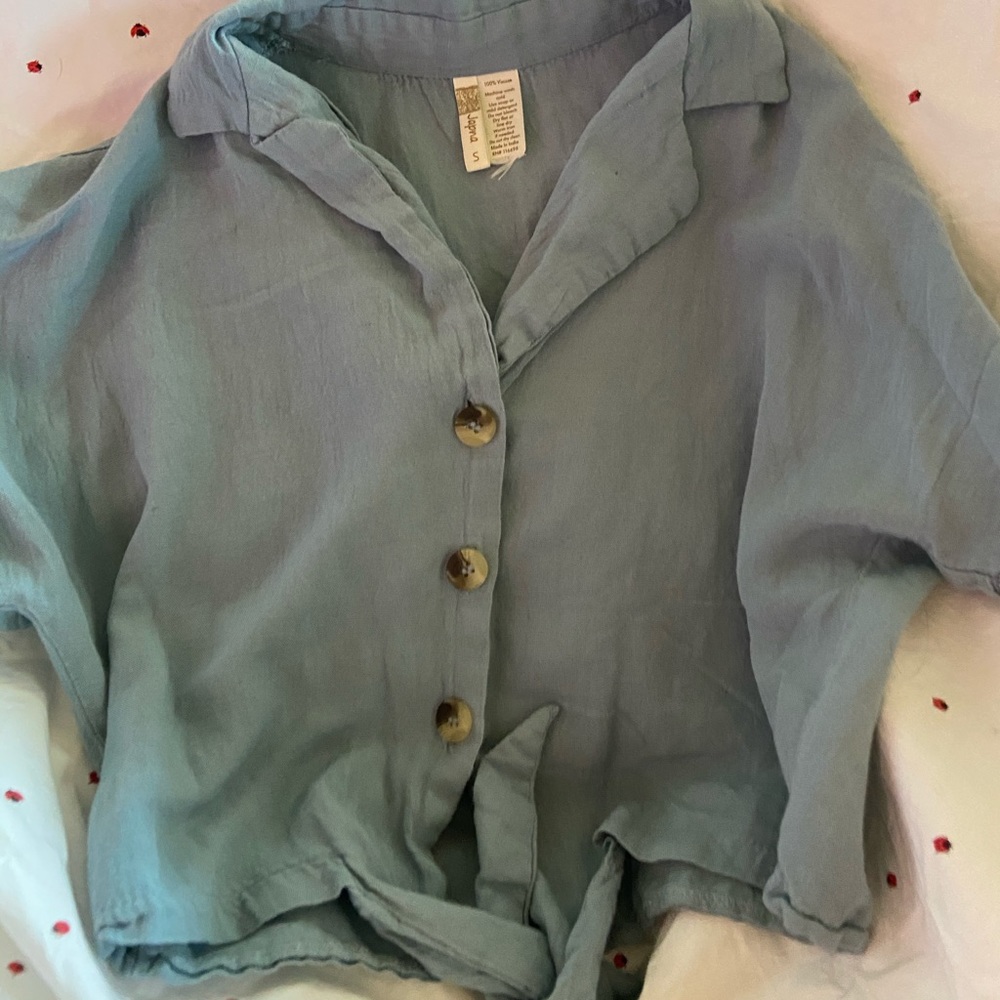 BLUE BUTTON UP KNOT TIE SHIRT.